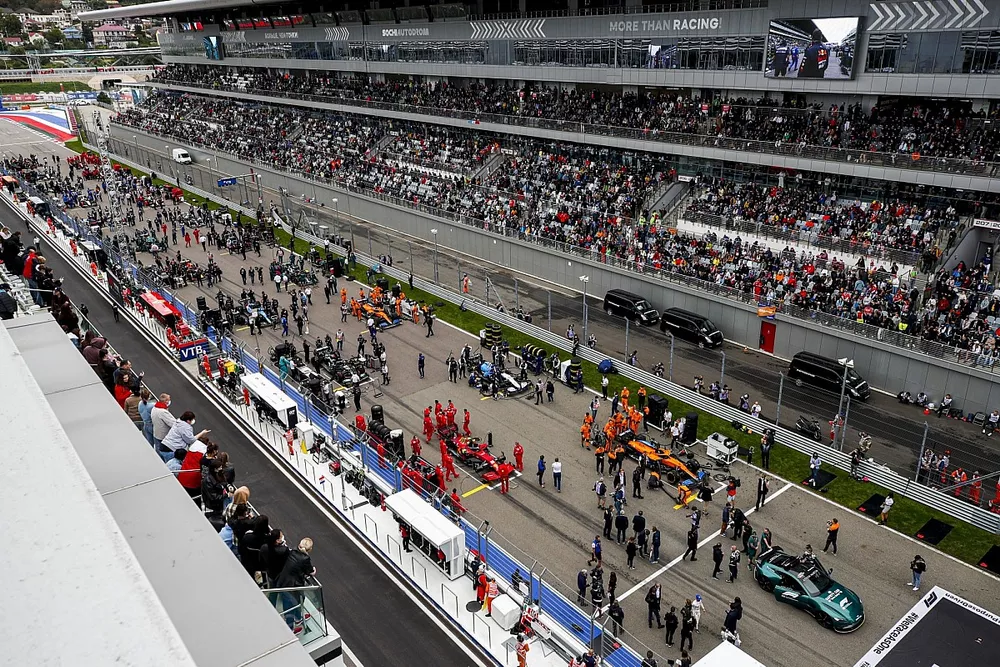 The busy pre race grid