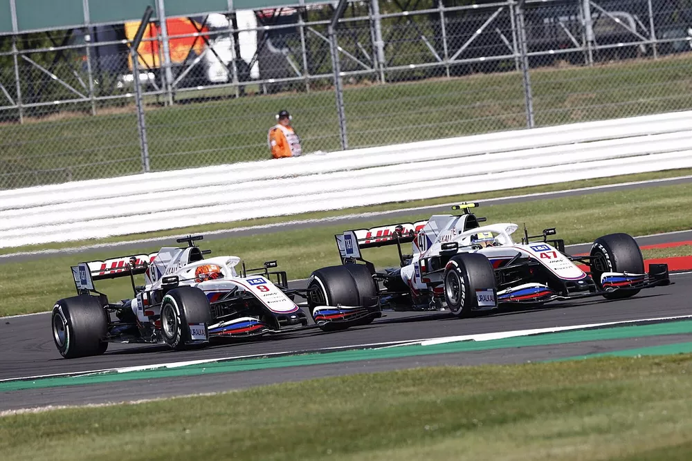 Mick Schumacher, Haas VF-21, battles with Nikita Mazepin, Haas VF-21
