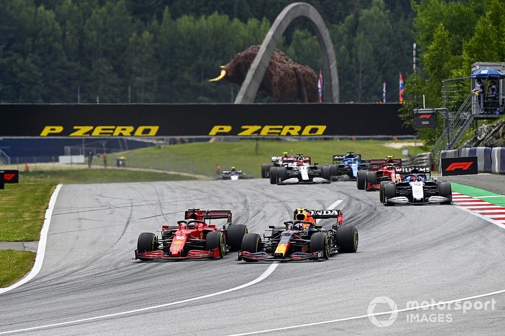 Sergio Pérez, Red Bull Racing RB16B, Charles Leclerc, Ferrari SF21