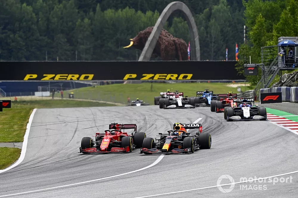Sergio Pérez, Red Bull Racing RB16B, Charles Leclerc, Ferrari SF21