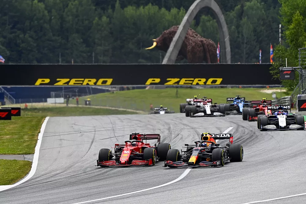 Sergio Perez, Red Bull Racing RB16B, se bat avec Charles Leclerc, Ferrari SF21