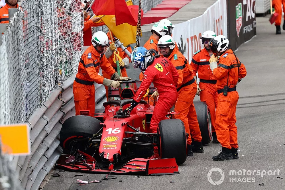 Des commissaires assistent Charles Leclerc, Ferrari SF21, apr&egrave;s son accident en qualifications
