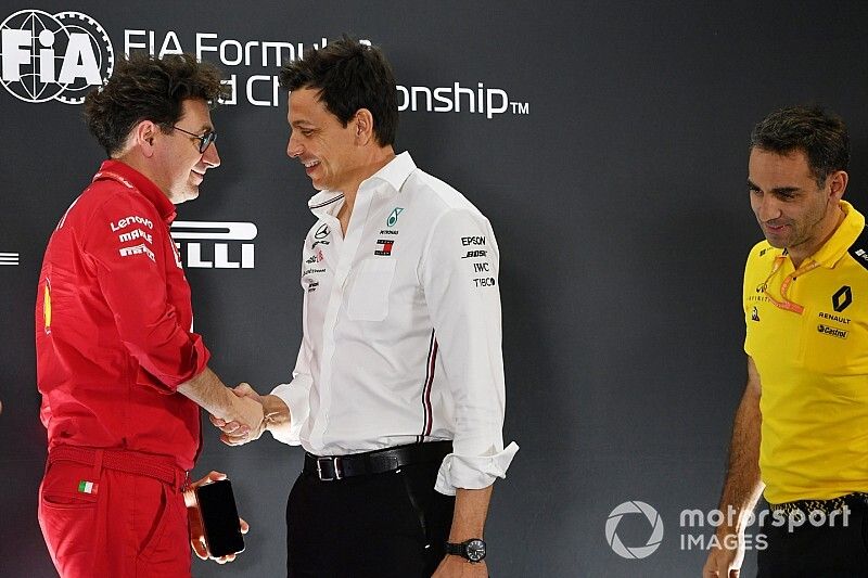 Mattia Binotto, director Ferrari, Toto Wolff, director ejecutivo (Business) de Mercedes AMG, y Cyril Abiteboul, director general del equipo Renault F1. 