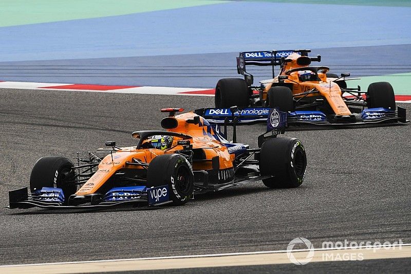 Lando Norris, McLaren MCL34 y Carlos Sainz Jr., McLaren MCL34
