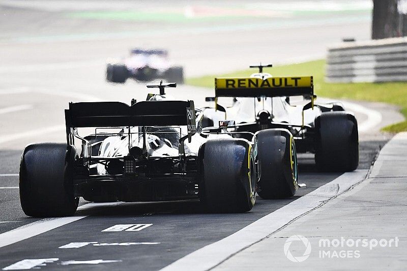 Daniel Ricciardo, Renault F1 Team R.S.19, y Lewis Hamilton, Mercedes AMG F1 W10