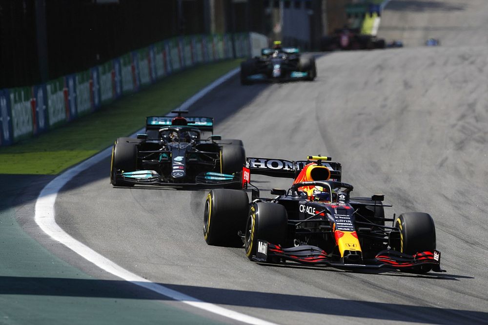 Sergio P&eacute;rez, Red Bull Racing RB16B, Lewis Hamilton, Mercedes W12