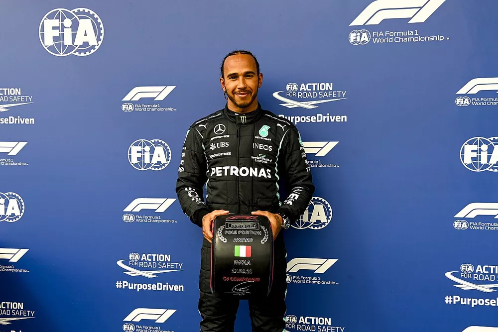 Ganador de la pole Lewis Hamilton, Mercedes, con el premio Pirelli Pole Position