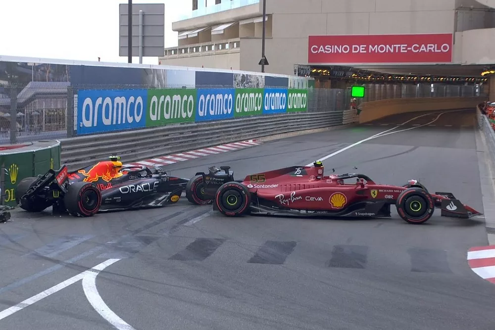 Sergio P&eacute;rez, Red Bull Racing, y Carlos Sainz, Ferrari, chocan en la entrada del t&uacute;nel de M&oacute;naco
