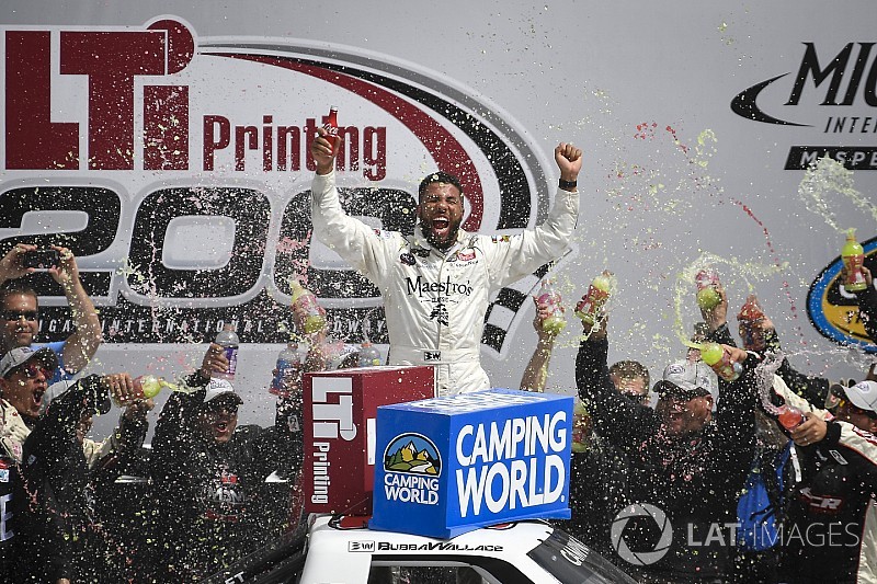 Bubba Wallace se lleva la victoria en Truck