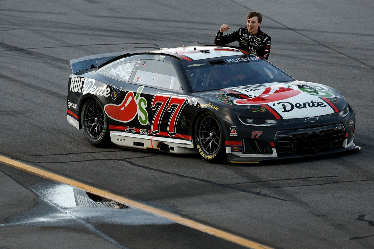 Carson Hocevar raih kemenangan pertama NASCAR Cup di Talladega, menghebohkan penggemar dengan burnat berani