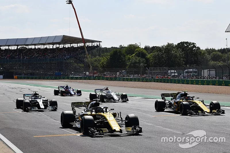Nico Hulkenberg, Renault Sport F1 Team R.S. 18 and Carlos Sainz Jr., Renault Sport F1 Team R.S. 18 on the grid for practice start