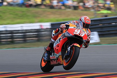MotoGP Sachsenring 2018: Marc Marquez fängt Danilo Petrucci ab
