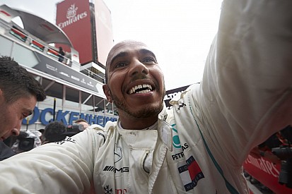 Vettel egészen mélyen, Hamilton a fellegekben: Német Nagydíj