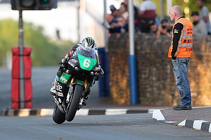 TT 2018, Lightweight: Michael Dunlop porta la Paton in trionfo