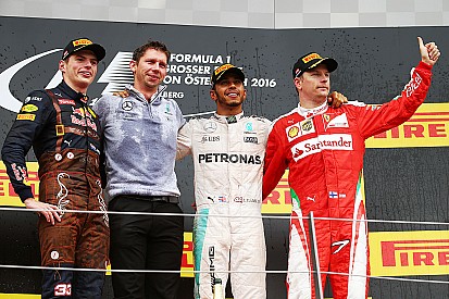 Formel 1 Spielberg: Sieg für Lewis Hamilton nach Mercedes-Kollision in letzter Runde!