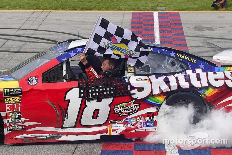 Ganador de la carrera Kyle Busch, Joe Gibbs Racing, Toyota Camry Skittles Red White & Blue celebra