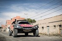 Sainz salva un complicado día y sigue líder del Dakar