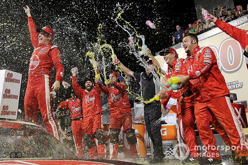 Bell segura Chastain no fim e vence em Richmond