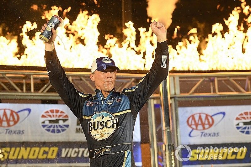 Race winner Kevin Harvick, Stewart-Haas Racing, Ford Mustang Busch Beer / Ducks Unlimited