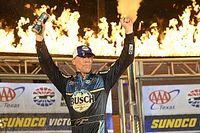 Harvick gana en Texas y Su&aacute;rez en tercero 