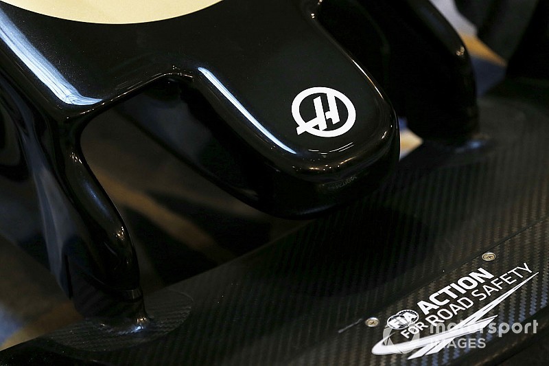 A Haas F1 Team megérkezett az új autójával Barcelonába