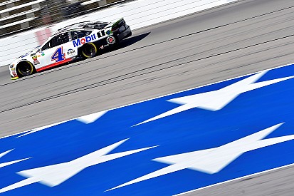 Kevin Harvick vence a Blaney en Texas y es finalista del playoff