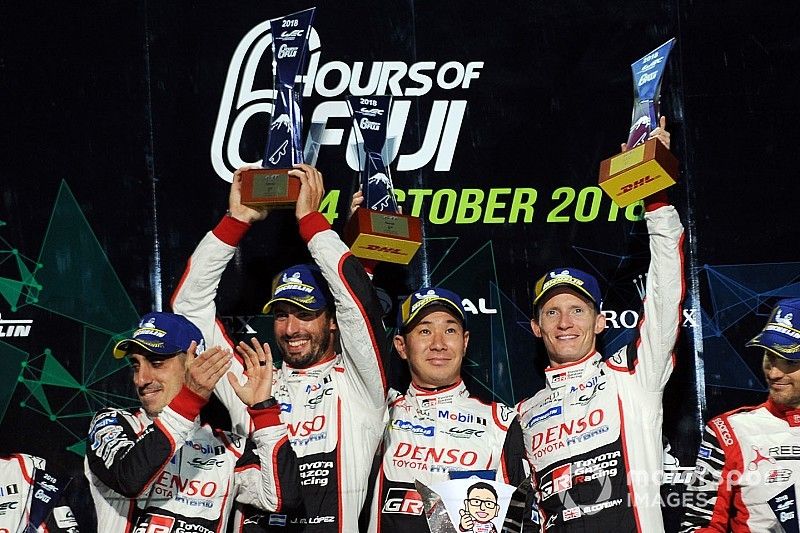 Podio LMP1: los ganadores Mike Conway, Kamui Kobayashi, Jose Maria Lopez, Toyota Gazoo Racing