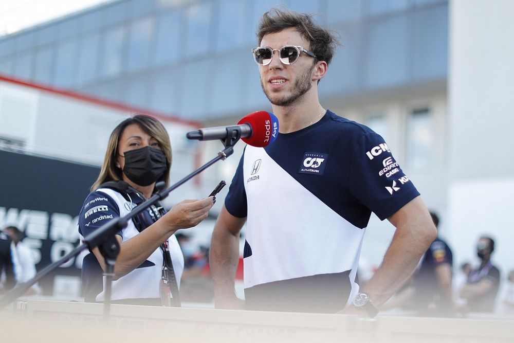 Pierre Gasly, AlphaTauri, es entrevistado tras la clasificación