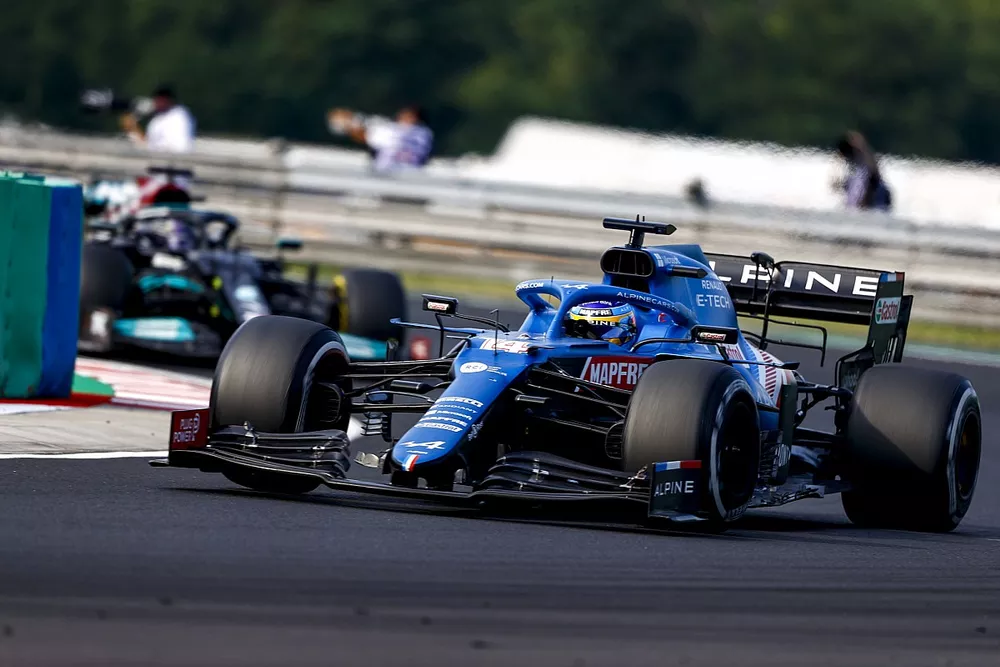 Fernando Alonso, Alpine A521, Lewis Hamilton, Mercedes W12