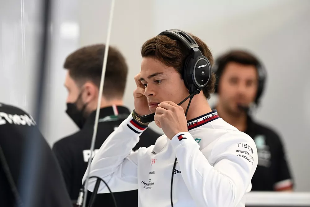 Le Champion de Formule E Nyck De Vries dans le garage Mercedes
