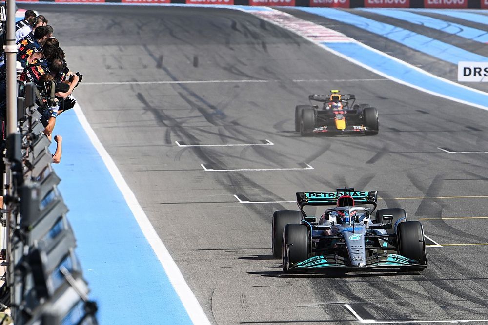 George Russell, Mercedes W13, 3rd position, Sergio Perez, Red Bull Racing RB18, over the line