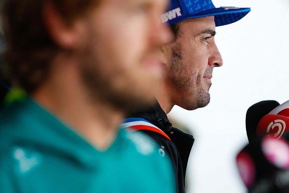 Fernando Alonso, Alpine F1 Team, Sebastian Vettel, Aston Martin, hablan con los medios de comunicaci&oacute;n