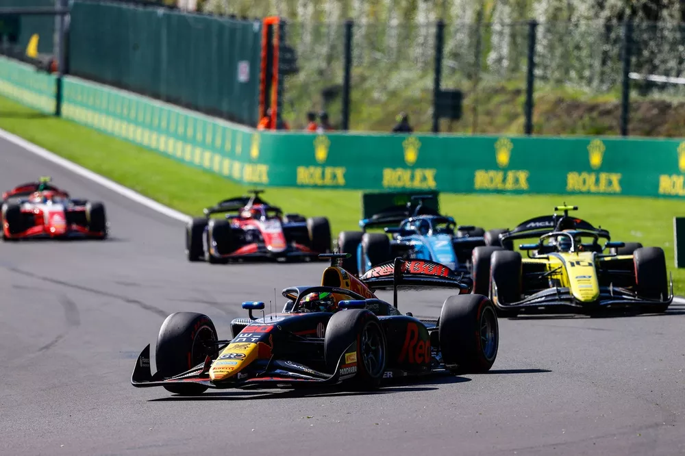Isack Hadjar, Campos Racing, leads Gabriel Bortoleto, Invicta Racing