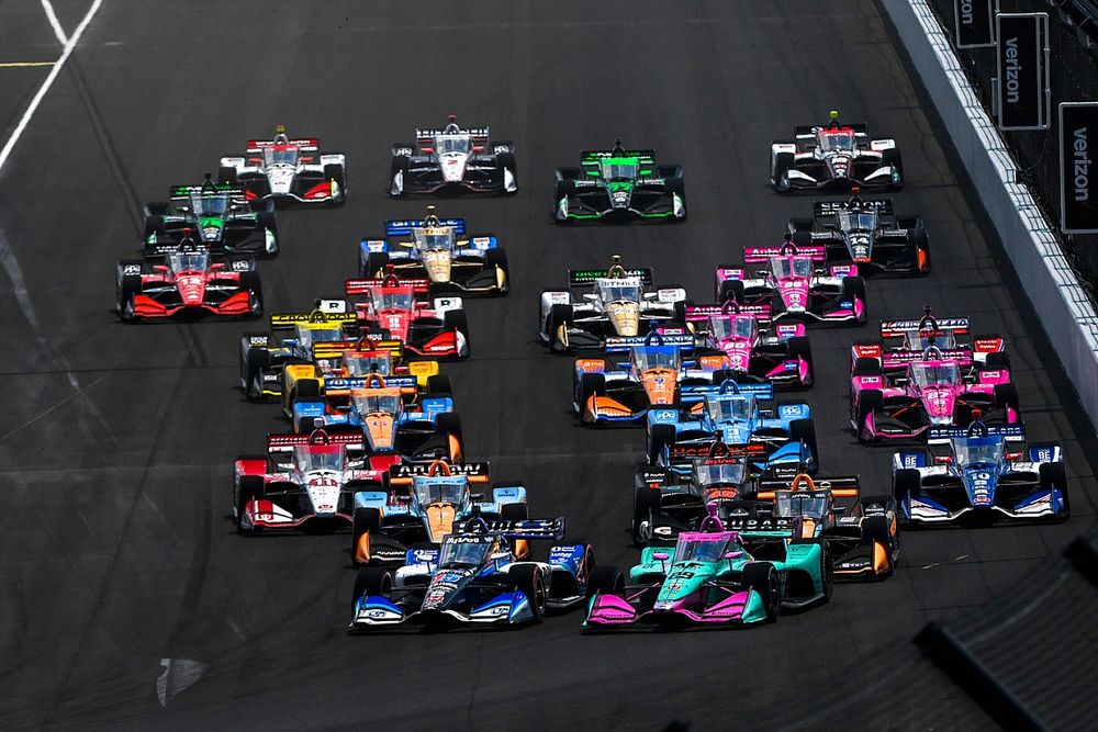Arrancada Graham Rahal, Rahal Letterman Lanigan Racing Honda, Felix Rosenqvist, Arrow McLaren Chevrolet, Christian Lundgaard, Rahal Letterman Lanigan Racing Honda, Josef Newgarden, Team Penske Chevrolet, Devlin DeFrancesco, Andretti Steinbrenner Autosport Honda