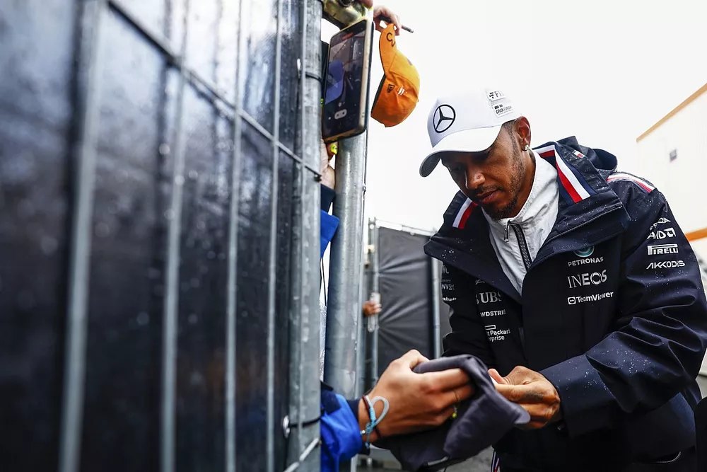 Lewis Hamilton, da Mercedes-AMG, d&aacute; um aut&oacute;grafo 