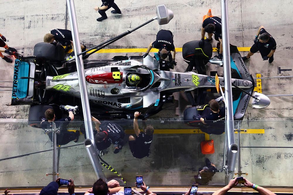 Lewis Hamilton, Mercedes W13, ai box