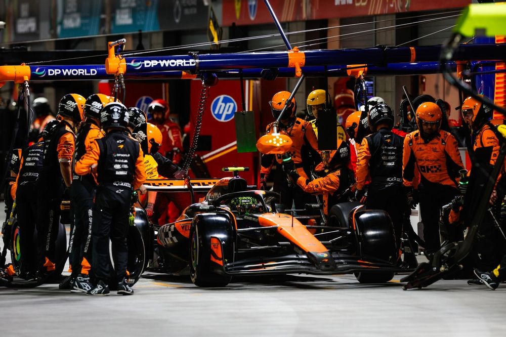 Lando Norris, McLaren MCL38, makes a pit stop
