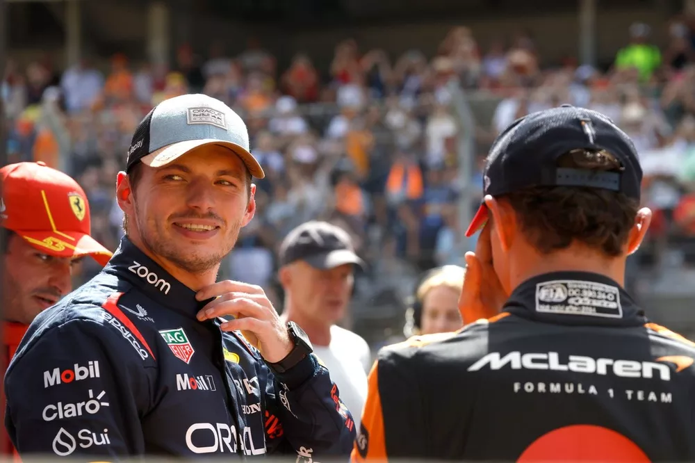 Max Verstappen, Red Bull Racing, 1ère position, Lando Norris, McLaren F1 Team, 3ème position, au Parc Ferme.