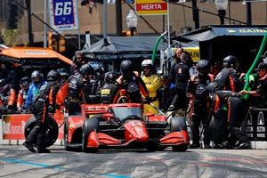 Multa y sanción de puntos para AJ Foyt por el coche de Ferruci en Detroit