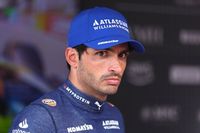 Sainz explica su problema y se muestra cabizbajo: "No paran de pasarnos cosas"