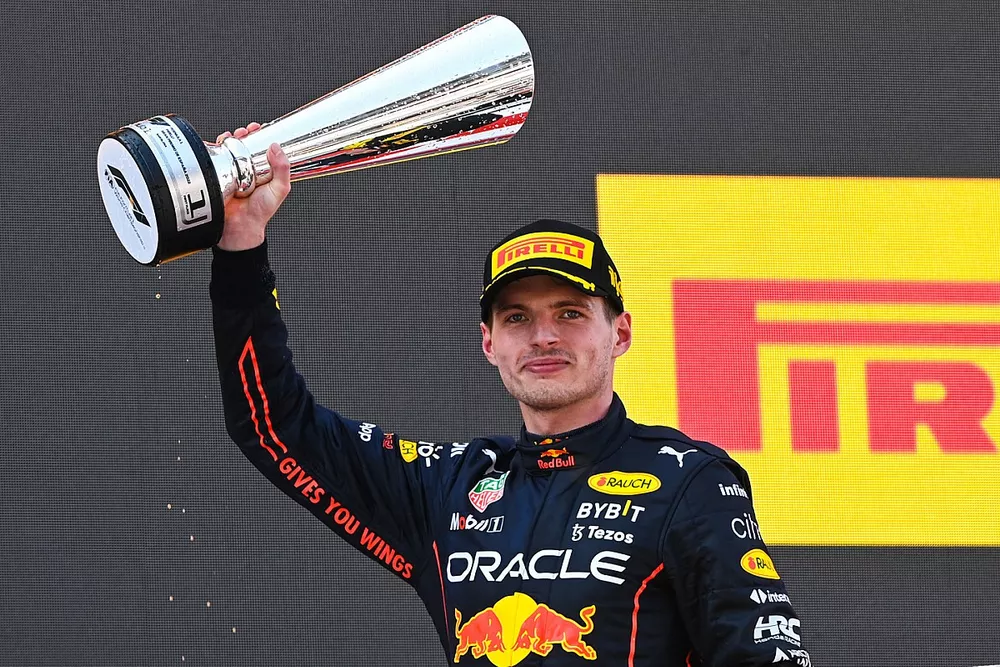 Le vainqueur Max Verstappen, Red Bull Racing sur le podium