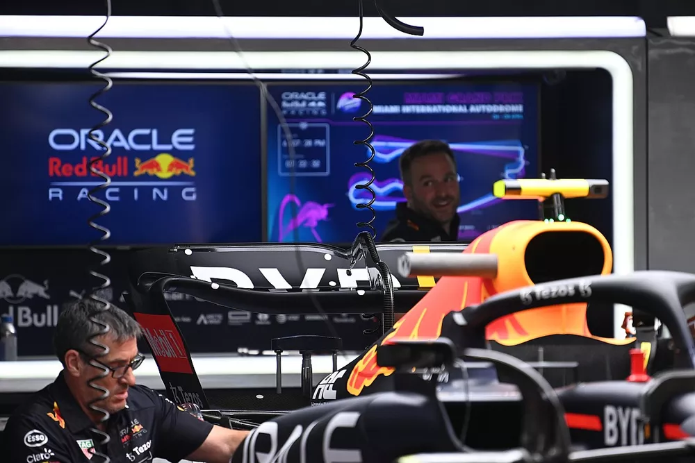 Detalle del aler&oacute;n trasero del Red Bull Racing RB18