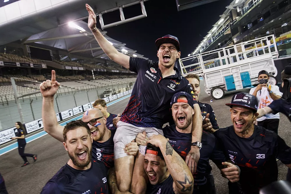Max Verstappen, Red Bull Racing, celebra con los miembros del equipo