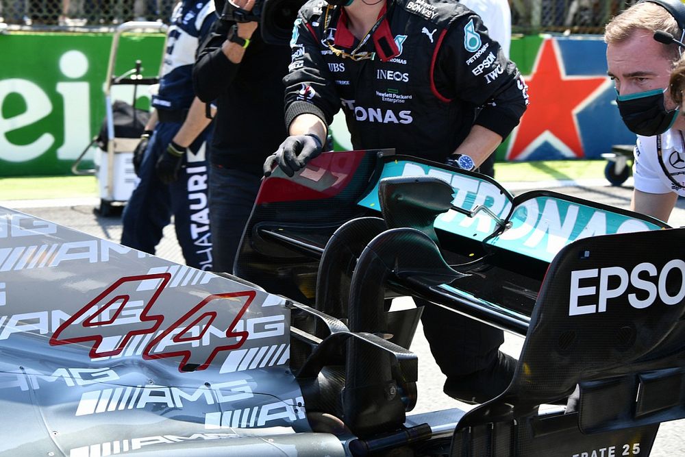 Mec&aacute;nicos en la parrilla con el coche de Lewis Hamilton, Mercedes W12