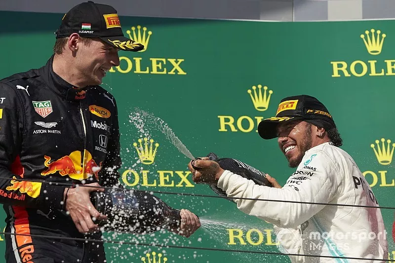 Max Verstappen, Red Bull Racing, deuxi&egrave;me, Lewis Hamilton, Mercedes AMG F1, vainqueur, et Sebastian Vettel, Ferrari,troisi&egrave;me, sur le podium