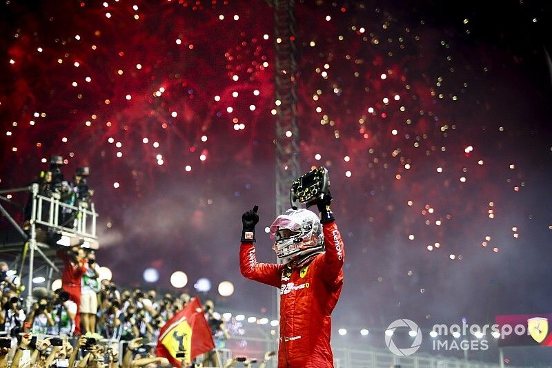 El ganador de la carrera Sebastian Vettel, Ferrari celebra en el Parc Ferme 