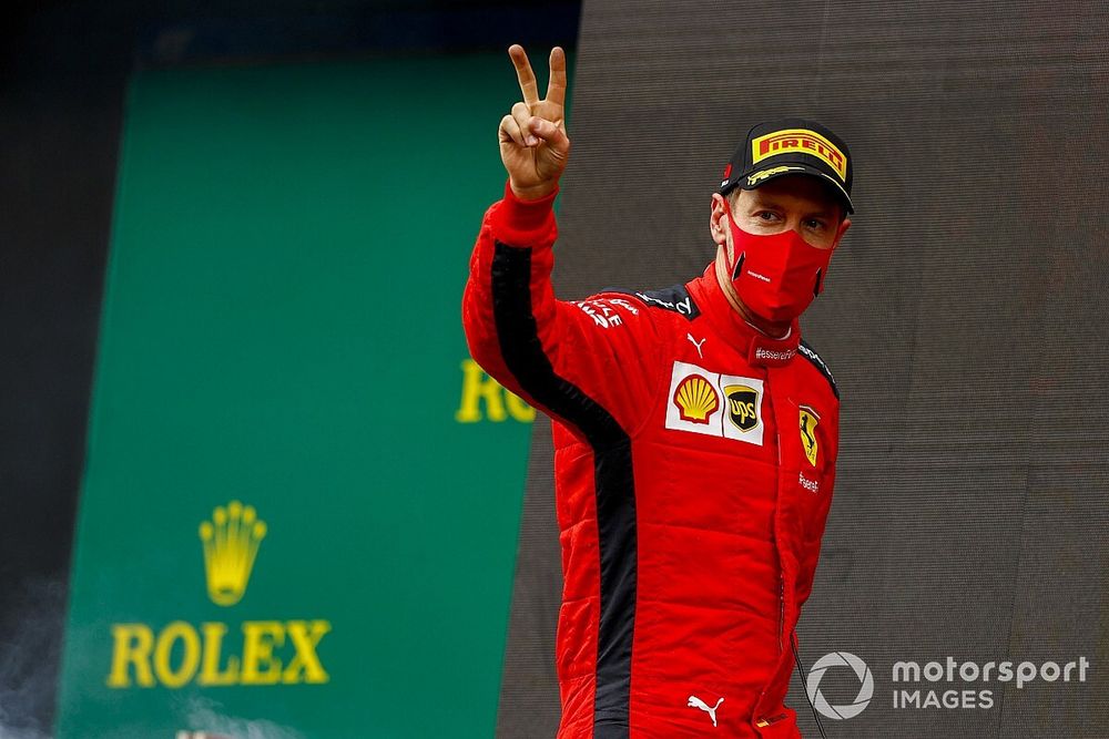 Le troisième Sebastian Vettel, Ferrari, arrive sur le podium