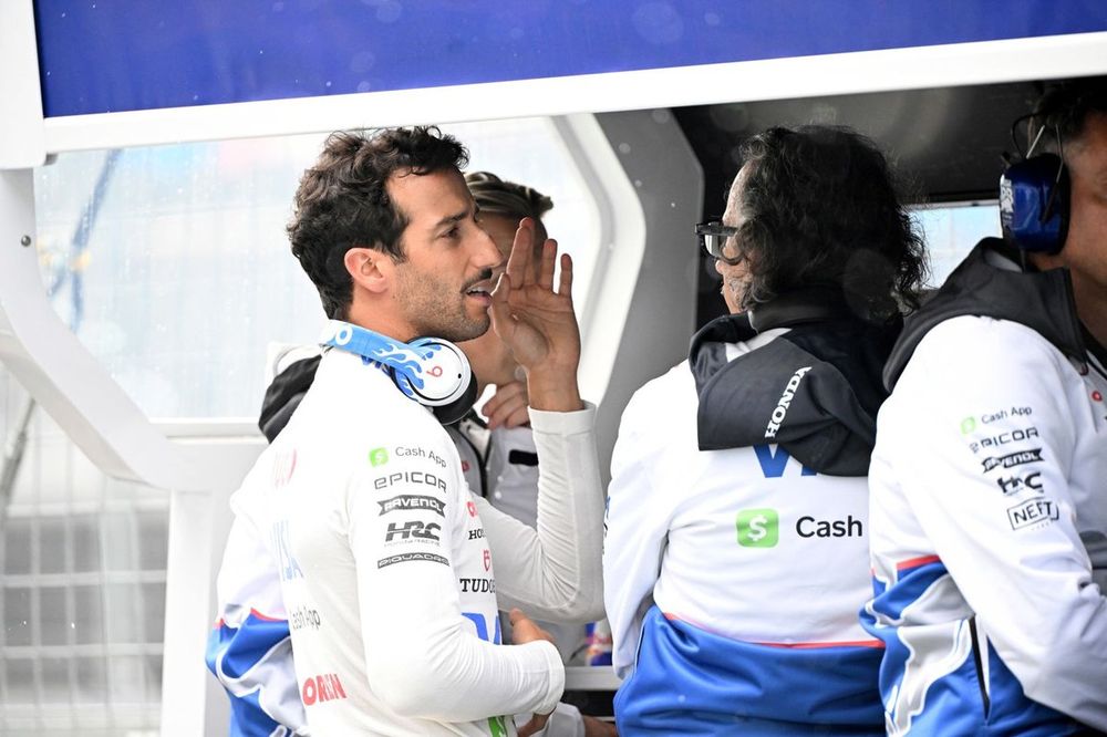 Daniel Ricciardo, Visa Cash App RB F1 Team and Laurent Mekies, Team Principal, RB F1 Team, on the pit wall