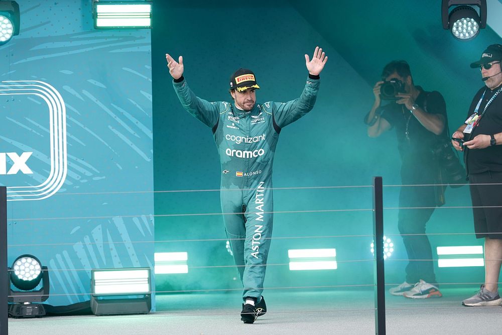 Fernando Alonso, Aston Martin F1 Team, 3&ordf; posici&oacute;n, sube al podio