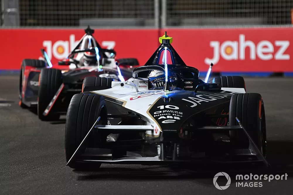 Sam Bird, Jaguar TCS Racing, Jaguar I-TYPE 6, leads Pascal Wehrlein, TAG Heuer Porsche Formula E Team, Porsche 99X Electric Gen3